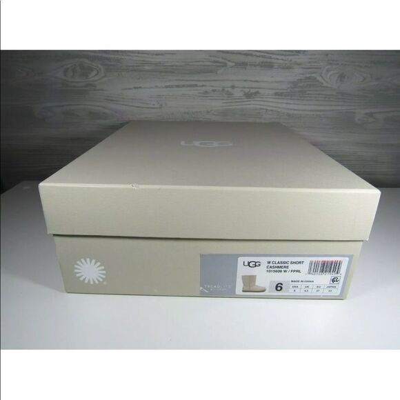 UGG CLASSIC SHORT CASHMERE LEATHER BOOTS - Picture 8 of 8